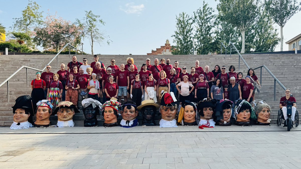 El matí de Santa Tecla és la sortida de les dones dels Nanos Vells de Tarragona. A l’anada i tornada d’ofici i també a les fotos del balcó només hi trobareu portadores. Aquí hi sortim també tots els acompanyants.