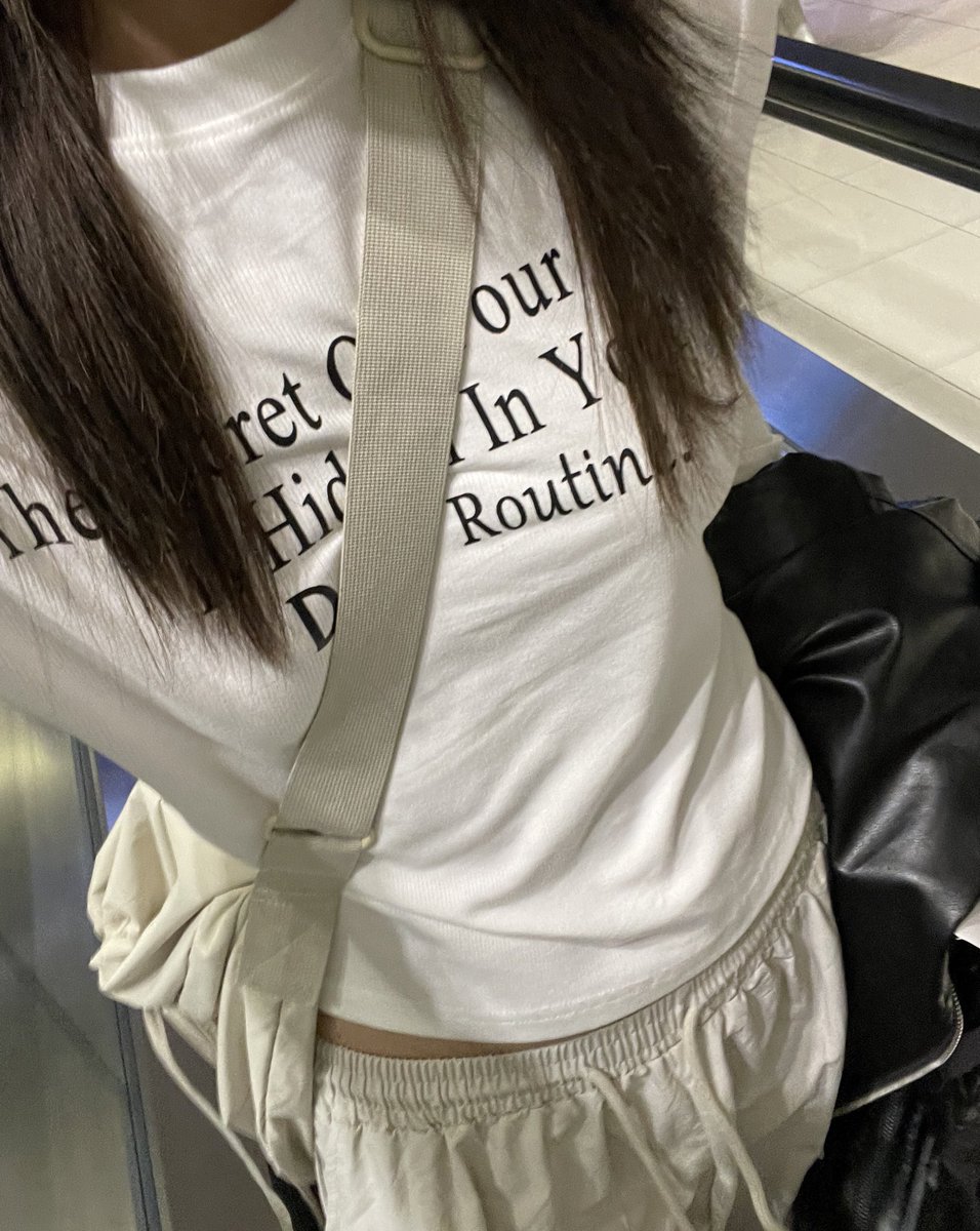 missp_mystaery's tweet photo. หารูปที่เคยใส่แนวๆนี้มา นี่ชอบใส่ขึ้นเครื่องมาก สบาย กันหนาวได้พอประมาณ https://t.co/KZXZ8vhdtK