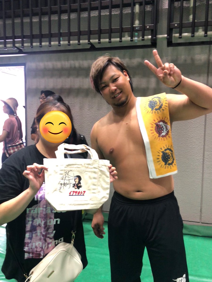 harufan_yui's tweet photo. 九州プロレス　鳥栖大会
試合終了後にて☺️

岩﨑選手のグッズ購入😊
次の観戦の時に持って行こう😊😊

#BURST_sg
#qprs
#岩﨑永遠　選手 https://t.co/ItRYBz4mo3
