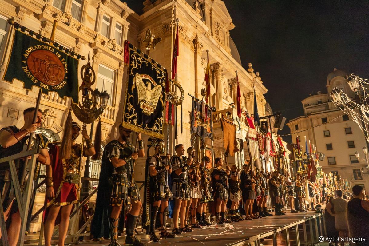 Buen inicio de nuestras fiestas históricas más internacionales! @sicartagena desea q ls Tropas/Legiones podáis disfrutar y aprovechéis para dar lo mejor de sí en este ambiente lleno de nuestra propia historia;A seguir conquistando turistas y visitantes!
#CartagenaPorBandera