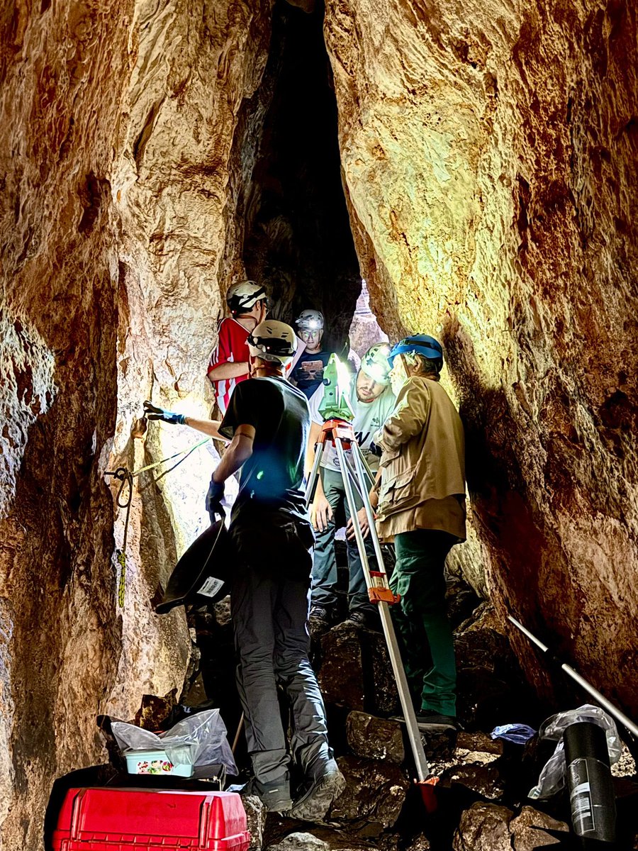 muprevalencia's tweet photo. ⛏️🐸 La passada setmana finalitzava la 6a campanya d’excavació a la #CuevadelSapo de #Chiva!
Una intervenció dirigida per Sonia Machause i Agustín Diez (@UV_EG), emmarcada dins del programa d’excavacions del #Mupreva i del projecte de la @generalitat #Ritcontext 🔦 👷🏻♀️
(1/4)👇🏼 https://t.co/k5fJv5yKfK