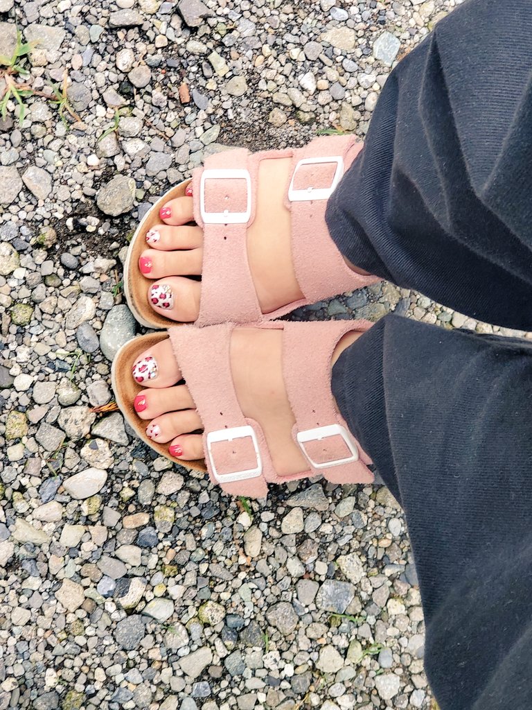 _morun's tweet image. お茶子にフットネイルしてもらた！かわちぃ💗