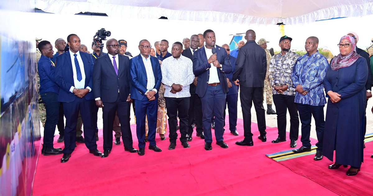 RAIS SAMIA ALAKIWA KWA SHANGWE NA VIGELEGELE, AKIANZA ZIARA RUVUMA. 

Rais wa Jamhuri ya Muungano wa Tanzania, ambaye pia ni Mwenyekiti wa Chama Cha Mapinduzi (CCM), Mhe. Samia Suluhu Hassan, amewasili Mkoa wa Ruvuma na kupokelewa kwa nderemo na vifijo, wakati akianza ziara ya