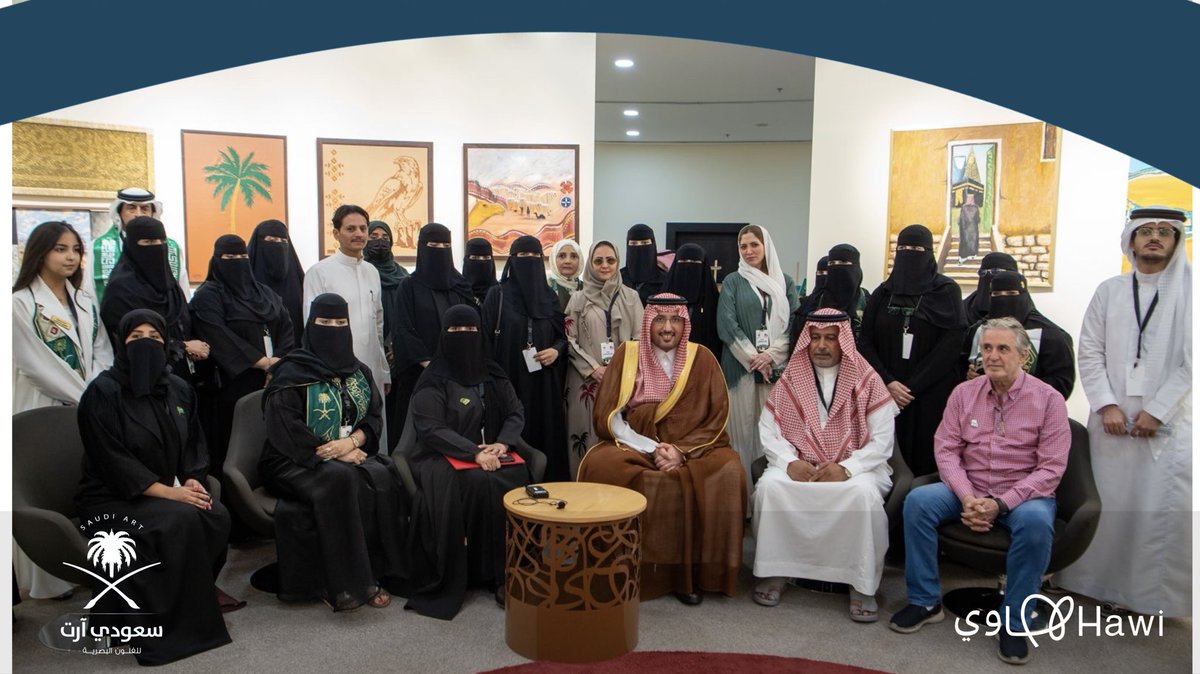 لقطة جماعية لأعضاء سعودي آرت في معرض ريشة الوطن بمنطقة#الرياض مع صاحب السمو الملكي الأمير عبدالإله بن عبدالرحمن بن ناصر بن عبدالعزيز ال سعود بعد افتتاحه المعرض