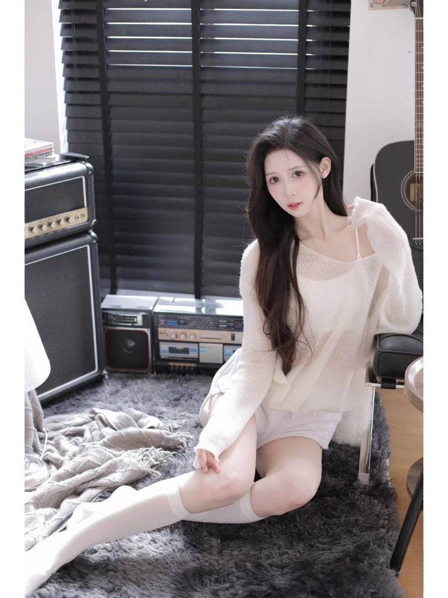 AnnaElmore81718's tweet photo. 朋友眼���的我
好好上班 认真工作 天天搬砖

实际上的我
又纯又欲 脑子里面想的都是
好想和男人约会 好想和男人玩点刺激好想和男人爱爱
有没有和我一样的哥哥，私信我哦，选前是个点赞关注的粉丝送原味丝袜 https://t.co/qYK4FTOpml