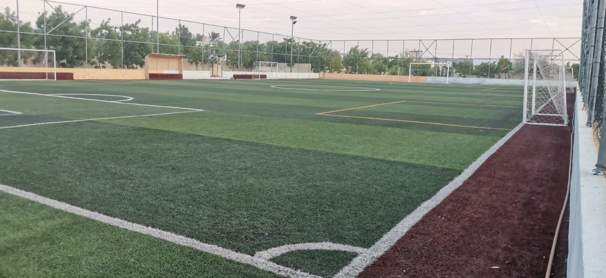 الانتهاء من الصيانة الدورية لملعب المدرسة المعشب بالعشب الصناعي وذلك حتى يكون جاهزاً لفعاليات ومناشط المدرسة وحصص مادة الرياضة المدرسية للعام الدراسي الحالي ٢٠٢٤ / ٢٠٢٥ وتحرص إدارة المدرسة على الاهتمام بالملعب لما يمثله من مرفق مهم وجاذب للطلبة بالمدرسة .