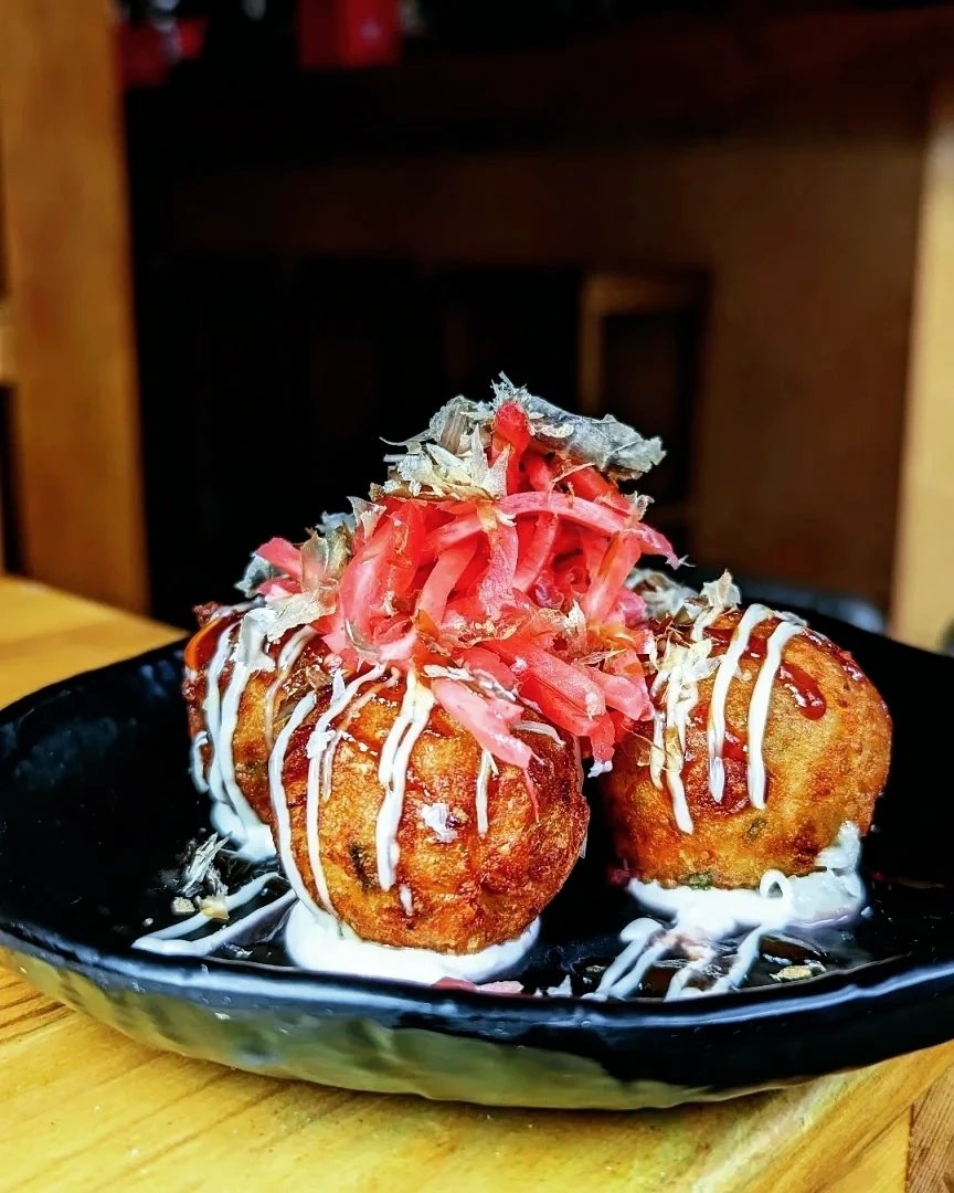 Takoyaki (たこ焼き), originated in Osaka and are one of Japan’s best-known street foods.😍

These deliciously crispy dough balls are filled with tiny pieces of octopus 🐙 and topped with sweet sauce, kewpie mayo and dancing bonito flakes (optional). 💃

Have you tried them? 🤔