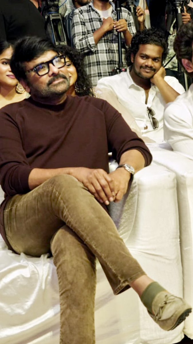 SathvikAna79084's tweet photo. రికార్డ్స్ లో మా పేరు ఉండట్టం కాదు, మా పేరు మీదే రికార్డ్స్ ఉంటాయి 
  బాస్ రా లుచా. 😎✌️. 
  CONGRATULATIONS @chiranjeevikonidela sir ❤️ 

  MADHYA THARAGATHODI KALLAKI OKA NAMAKAM 
 
  #MegastarChiranjeevi https://t.co/LpN9iuIzeN