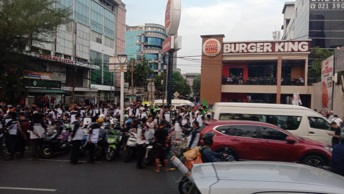 SonoraFM92's tweet photo. 17.25 #LalinSonora

Jelang penetapan nomor urut paslon cagub-cawagub,Jl. Kramat raya arah Salemba sangat padat, hanya 1 lajur bisa dilalui ,banyak massa di depan Gedung KPU DKI Jakarta, Jalan Salemba Raya arah Matraman. Tampak petugas kepolisian berjaga. @teresamelysa22 https://t.co/9IJnen38rZ