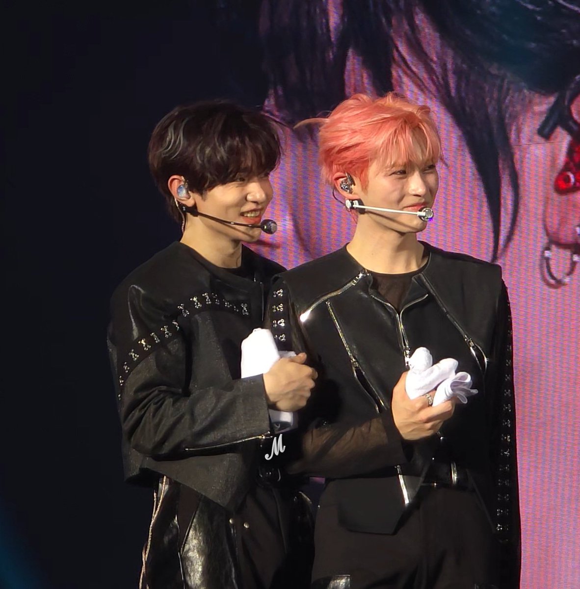 ちょっとまって…！この二人、髪の毛繋がってるの可愛すぎるんだけど😂😂