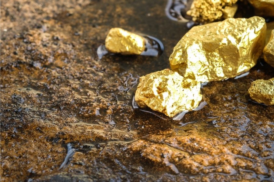 igunmetals's tweet photo. Gold consistently stays above $2,500 since its major breakthrough in August. 

Record high prices per ounce could be the start of a new golden era even for the precious metal's sources in Nigeria and other sub Sahara Africa mines.

Source: CME Group

#gold #Igun #metals #Africa https://t.co/cQ4RjWJPPy