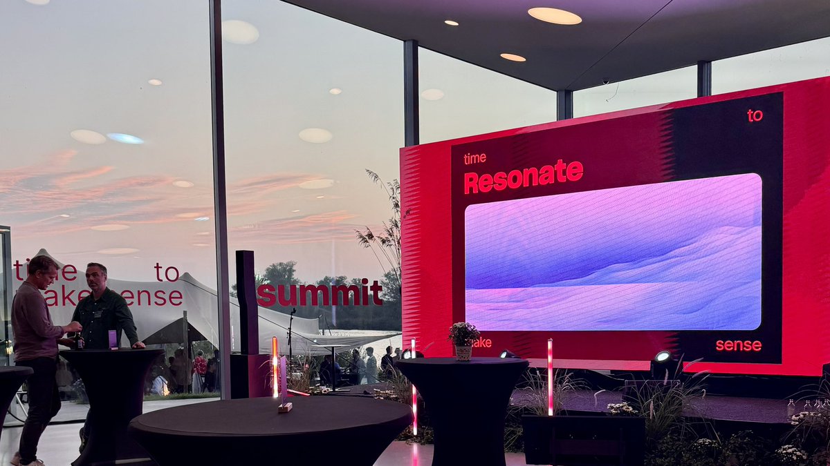 hanne_van_briel's tweet image. GM 🤍

Seeing my digital work come to life is still one of my favorite things to experience ☁️ #grateful