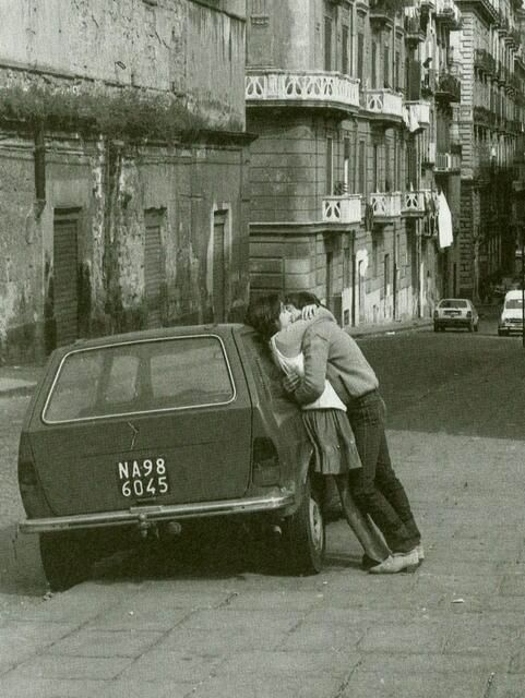 OrtigiaP's tweet photo. Ci avete tolto la magia di una foto, la poesia di una lettera, la calligrafia, l'odore di un libro, il ritaglio di un giornale, il "ci vediamo alle otto in piazza", il negozietto di alimentari sotto casa, le infinite chiacchierate in una cabina, i baci su una panchina, la paura che rispondesse il padre al telefono fisso, il diario segreto, il pallone nel cortile, l'attesa del rewind, la dedica alla radio, l'impaccio nel ballare un lento, i giochi di società, la comunicazione.
Quando la tecnologia avrà seppellito anche l'ultimo sussulto relazionale, avrete completato l'opera inarrestabile di desertificazione emotiva, perché allora, e solo allora, ci avrete reso animali urbani, sempre più vicini, eppur così lontani.
-Michelangelo da Pisa
ph Guido Giannini