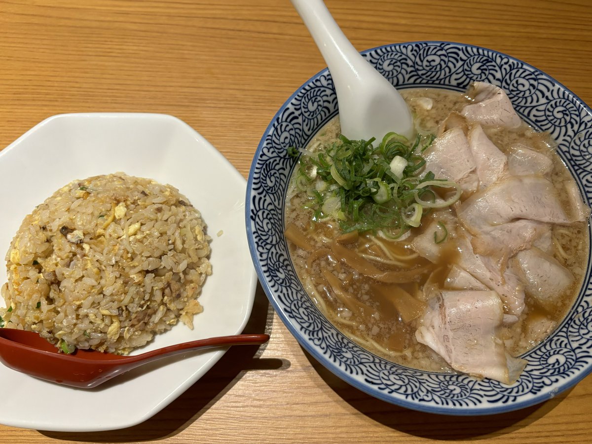 今日もラーメンはおかずです🍜
「香来」
蓄膿再発して若干味覚がない気がしているけど、美味しかった🩵
とりあえず病院行きたい🤧