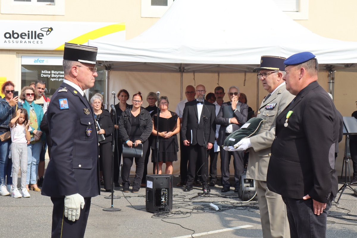 Prefet61's tweet photo. #80e | [1/3] 🇫🇷 Le sous-préfet, directeur de cabinet, a présidé la cérémonie du 80e anniversaire de la Libération de Trun, aux côtés des autorités civiles et militaires et des enfants de l'école Thomas Pesquet et du collège André Malraux. https://t.co/qCXPxopr9Q