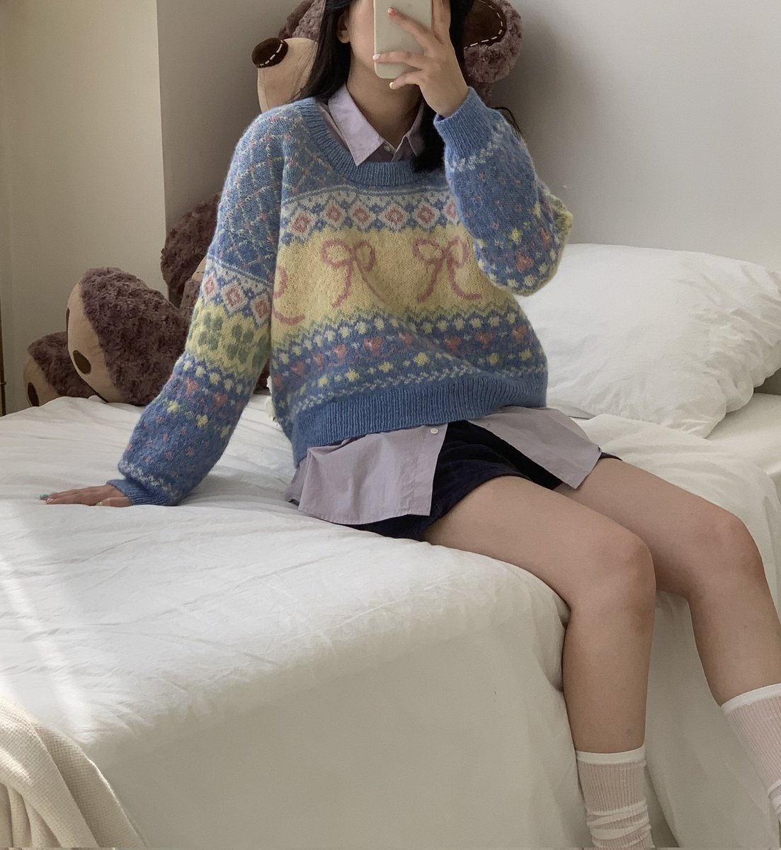 살짝 넥이 깊게 파여서
저는 셔츠랑 입는게 가장 좋던데요