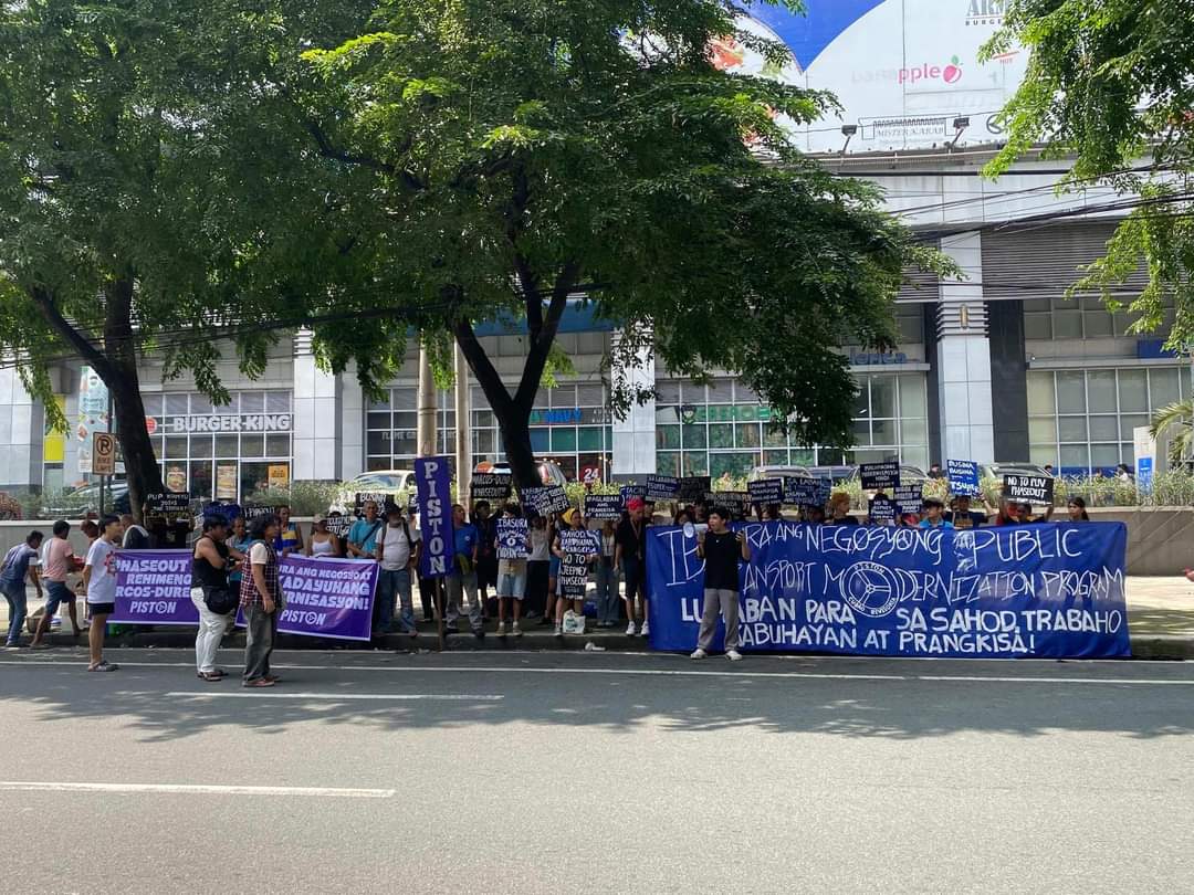 SAMASAPUP_'s tweet photo. MANONG, BAYAD PO! : MARCOS-DUTERTE, SINGILIN! 
 
Bilang pakikiisa sa gaganaping Transport Strike sa ganap na ika-23 at 24 ng Setyembre taong kasalukuyan, ay taas noo at kamaong ipinababatid ng SAMASA PUP ang paglaban para sa mayoryang karapatan at pagtatanggol sa kabuhayan ng https://t.co/JBnXlf5WcW