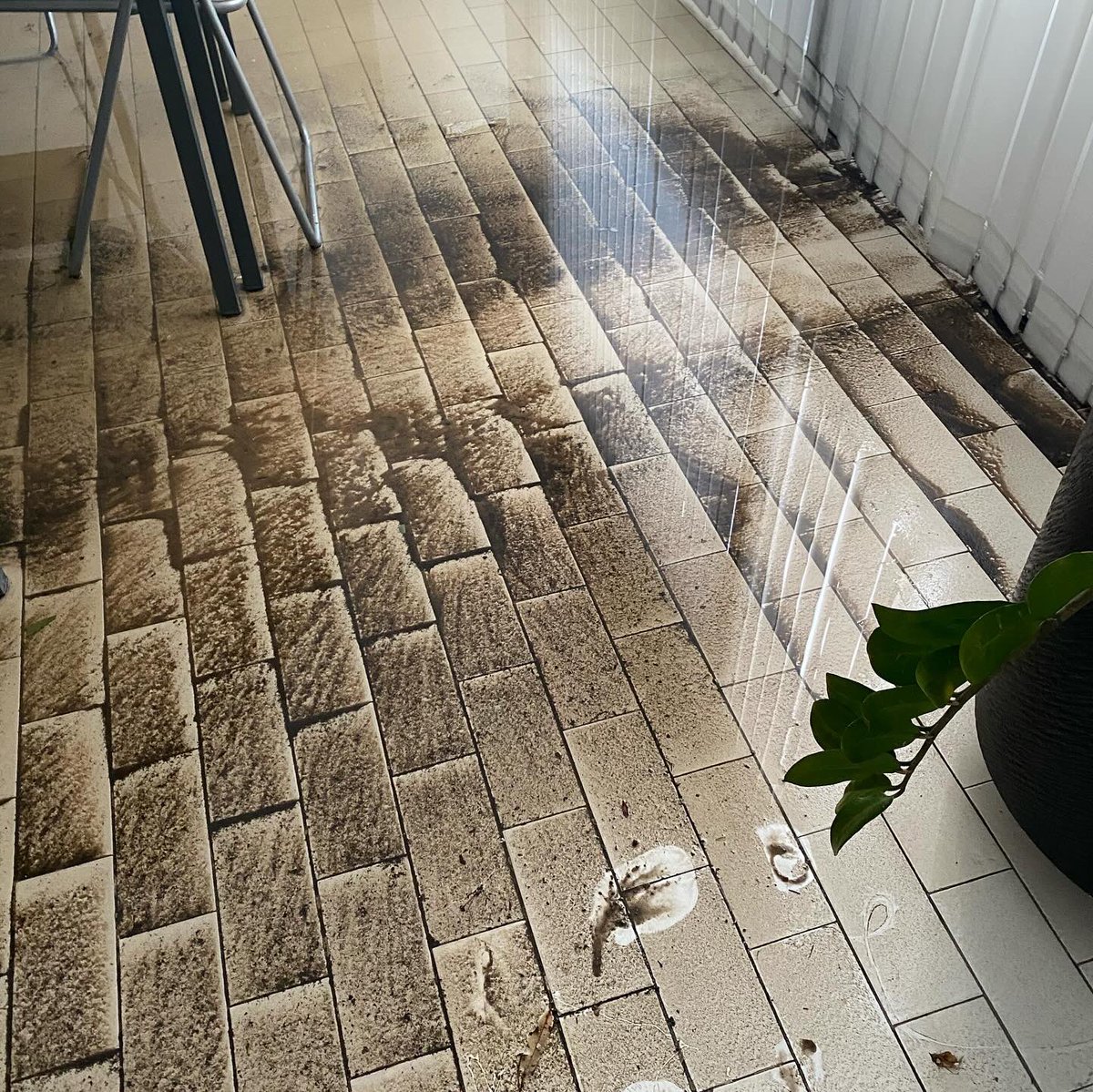 CastroDemariaM's tweet image. 🧹 Ce matin, nettoyage 🧽 🧼. Nous avons été frappés pendant 30 minutes par un énorme flux d’eau dans la rue de Cannes, au #Cannet, qui nous a rappelé les événements de 2015. Et cette fois, aucune information de la préfecture.