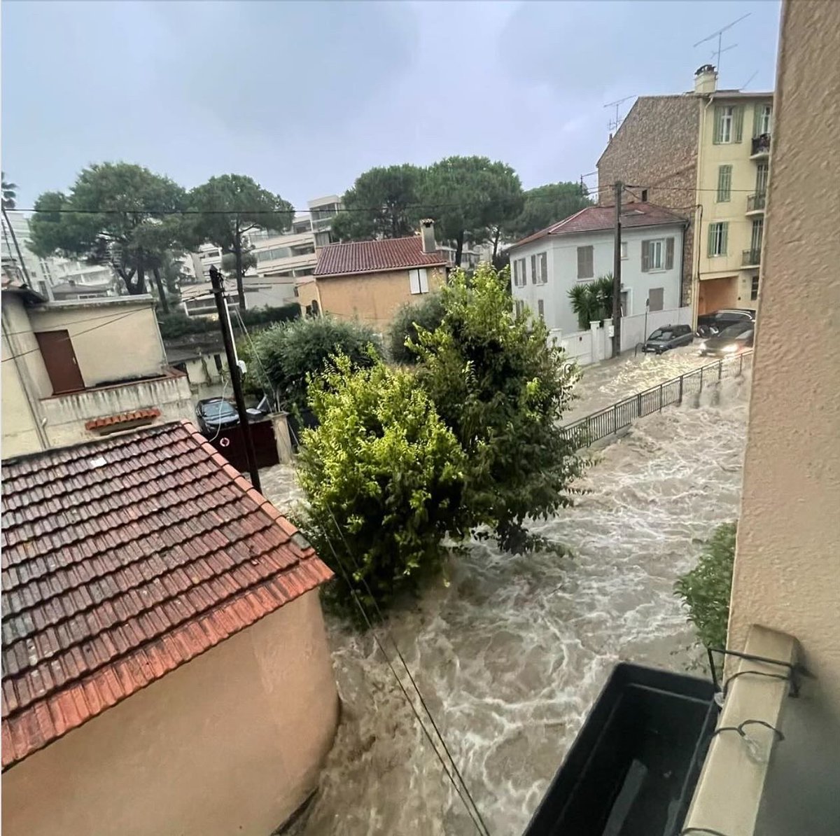 CastroDemariaM's tweet image. 🧹 Ce matin, nettoyage 🧽 🧼. Nous avons été frappés pendant 30 minutes par un énorme flux d’eau dans la rue de Cannes, au #Cannet, qui nous a rappelé les événements de 2015. Et cette fois, aucune information de la préfecture.