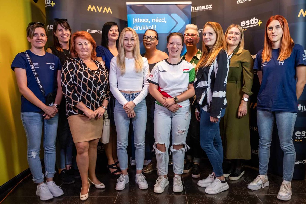 HUNESZ NŐI SZAKÁG tweet media