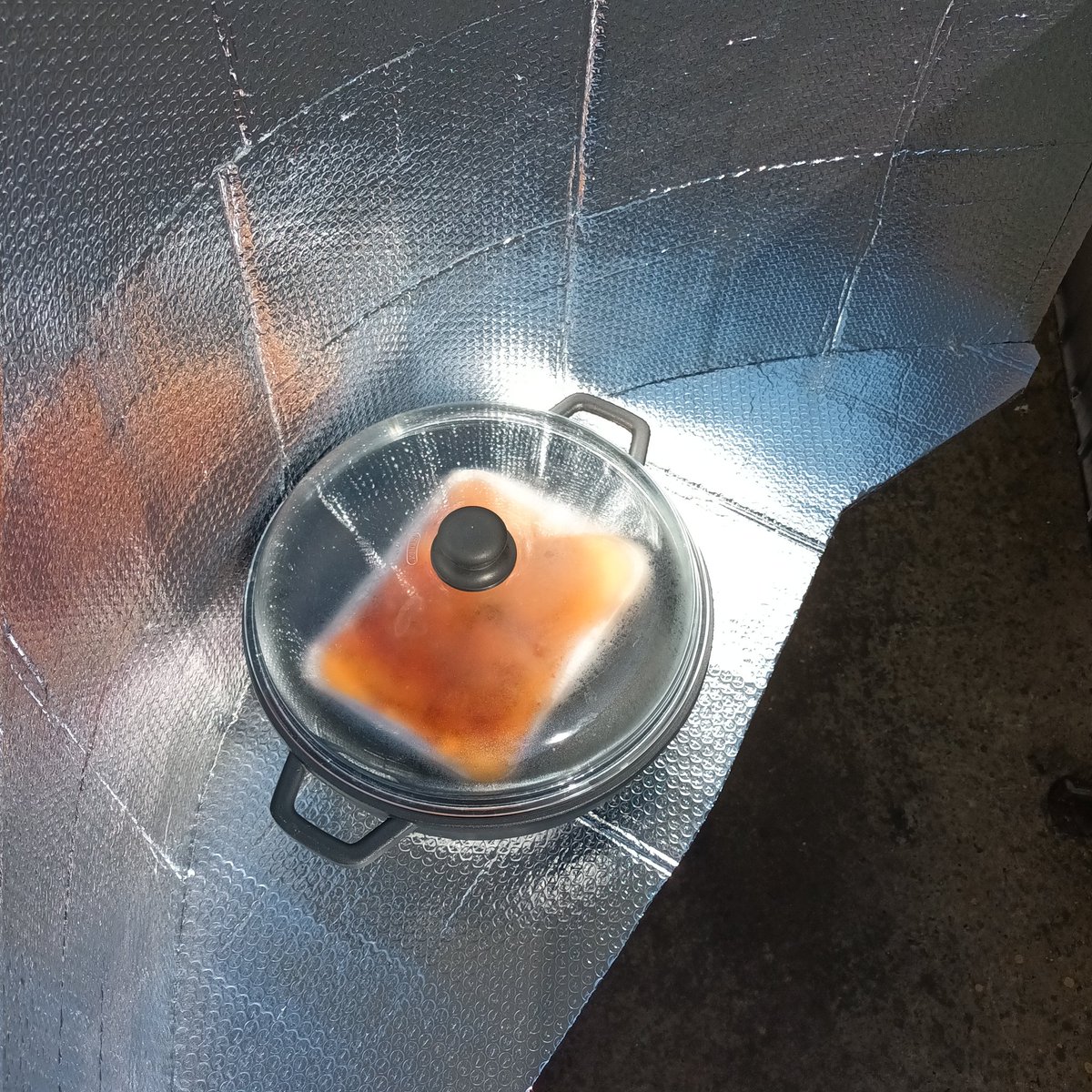 KotowskiAndre's tweet photo. Our solar kitchen 🌞👨‍🍳🤪 works very well on the balcony in #Częstochowa in #Poland 🇵🇱.
Today we offer you lasagna bolognese. We cooked it in the sun 🌞 using our cylindrical solar cooker. ❤️🌞🤪
#solarkitchen
#SolarEnergy https://t.co/olhosSTqIj