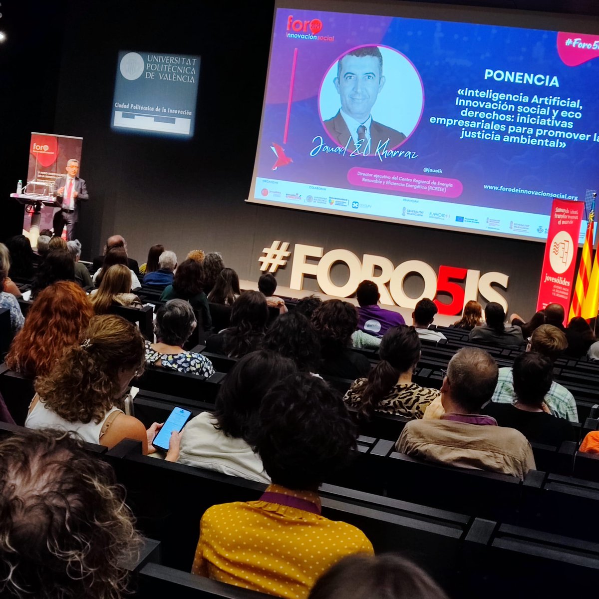 JOVESOLIDES's tweet photo. 1/ En el #Foro5IS, toca el turno a Jauad El Kharraz @jauelk, Director Ejecutivo de @RCREEE, que presenta su ponencia: "Inteligencia Artificial, Innovación Social y Eco-Derechos". 

El Kharraz explora cómo la #IA transforma la gestión del #agua, la #energía y la #justicia ambiental. 

HILO 🧵

#IA #EnergíaSostenible