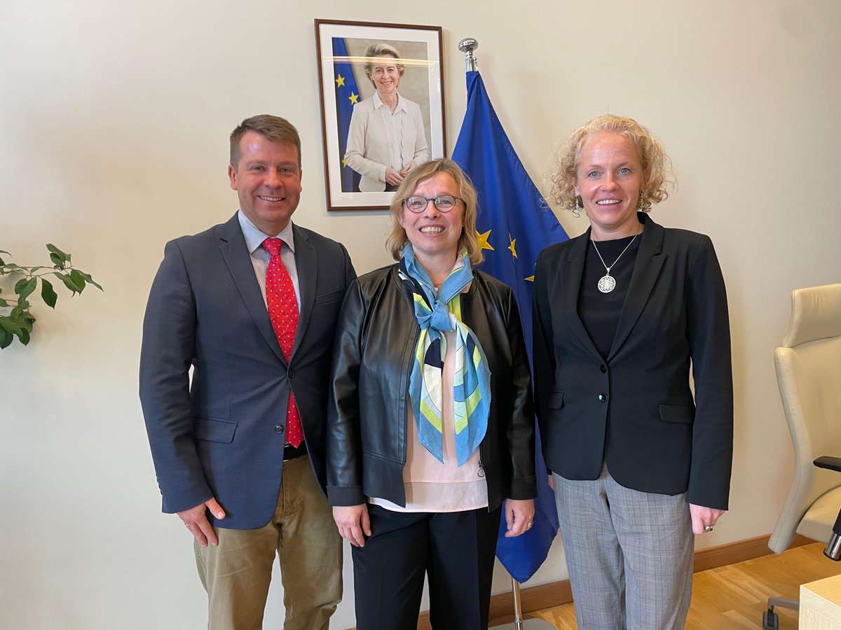 Prieks tikties un sveikt jauno 🇩🇪 Vācijas vēstnieci <a href="/GermanAmbLatvia/">Gudrun Masloch</a> Gudrunu Maslohu.
Tikšanās laikā apspriedām aktuālos ES jautājumus, kā arī ciešo <a href="/EiropasKomisija/">EK pārstāvniecība 🇪🇺🇱🇻</a>, <a href="/Europarl_LV/">Eiropas Parlaments Latvijā</a> un Vācijas vēstniecības sadarbību.