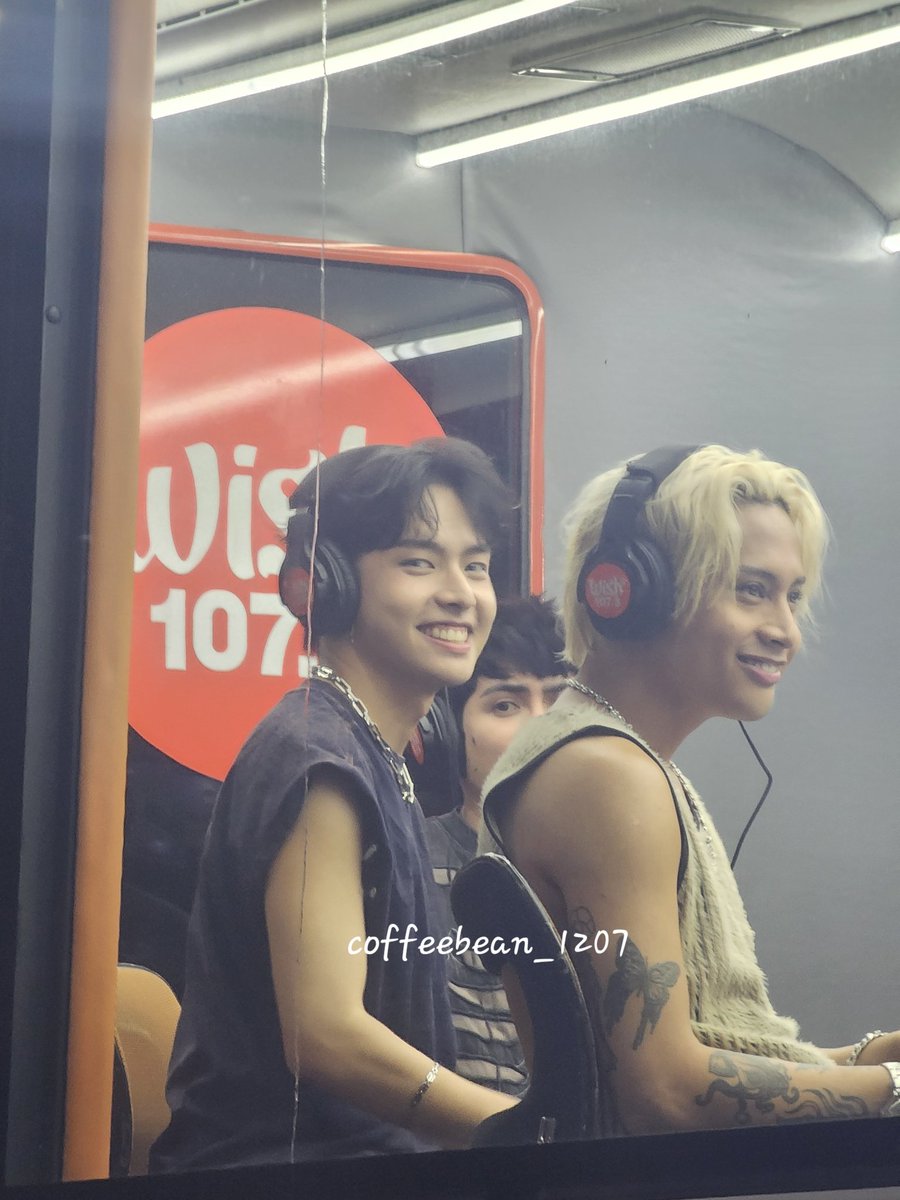 coffeebean_1207's tweet photo. Ganda ng smile ng magpartner 🤭💚🖤

KALAKAL on Wish Roadshow
@SB19Official #SB19 #KALAKAL
#SB19xGLOC9onWishBus #KENTIN https://t.co/I70A6gwr1U
