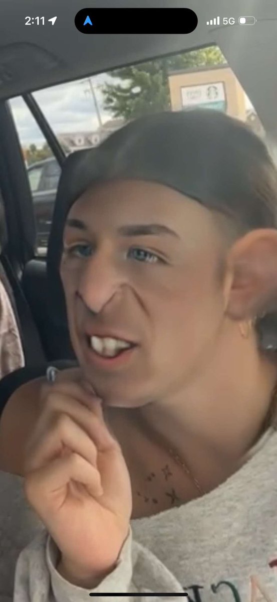Callyvaught's tweet photo. People say I look like her, god I hope not https://t.co/n8U5DSFzlO