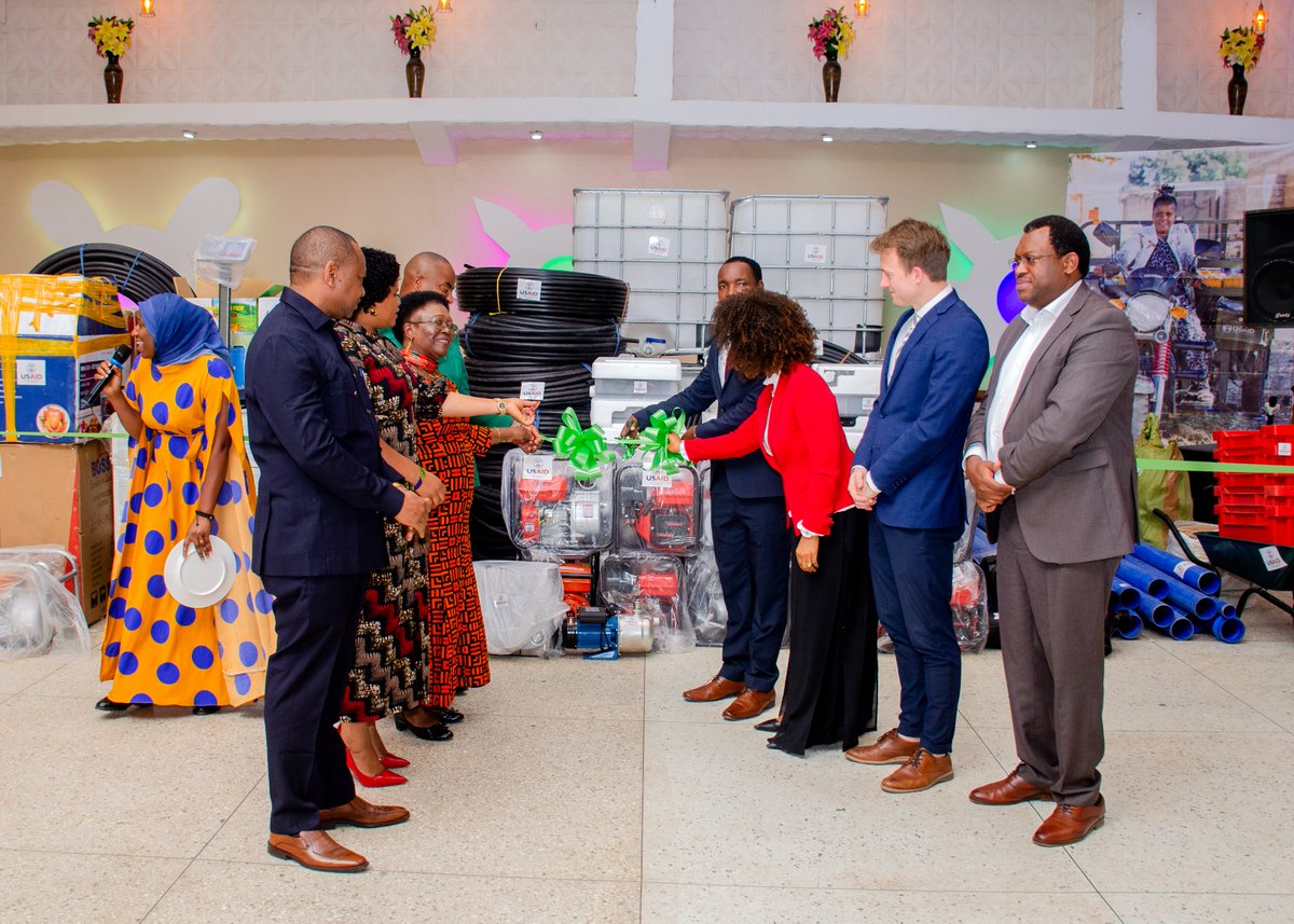 pass_leasing's tweet photo. PASS Leasing imetoa zana kwa vijana wajasiriamali 50 wanaofanya shughuli za uzalishaji katika mnyororo wa thamani wa kilimo, ufugaji, uvuvi, na viwanda mkoani Iringa. Uwezeshaji huu umefanyika kupitia Chama cha Wanawake Wafanyabiashara Tanzania – TWCC mkoani Iringa. https://t.co/xkmzyXoWBE