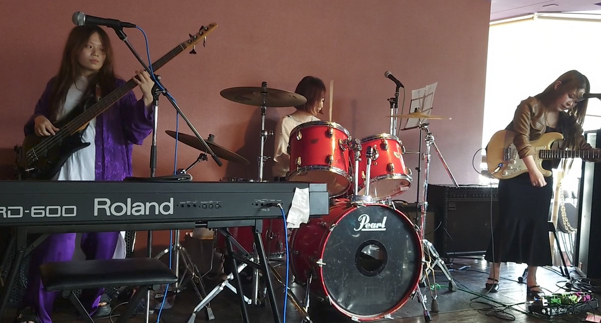 Cattleのベースでもある晏奈さんが参加しているインスト・ブルース・ロック・バンドPancake Trioが初来阪。
めちゃくちゃかっこよかった！
もしジミ・ヘンドリクスが生きてたらこんな音を鳴らしたのかなって思いながら観ていました。(大袈裟かな、すみません)