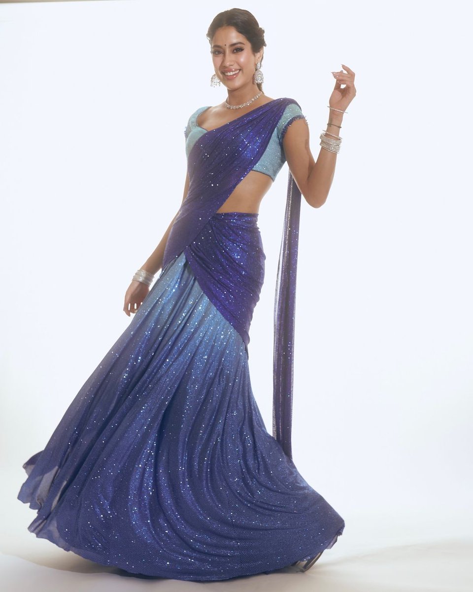 masalauae's tweet photo. Enchanting indeed! ✨
@janhvikapoorr stuns in a gorgeous blue lehenga at the #Devara Part 1 promotional event. 💙
#JanhviKapoor #DevaraPart1 #PromotionalLook #BlueLehenga #StyleGoals https://t.co/BcYdm1R8cX