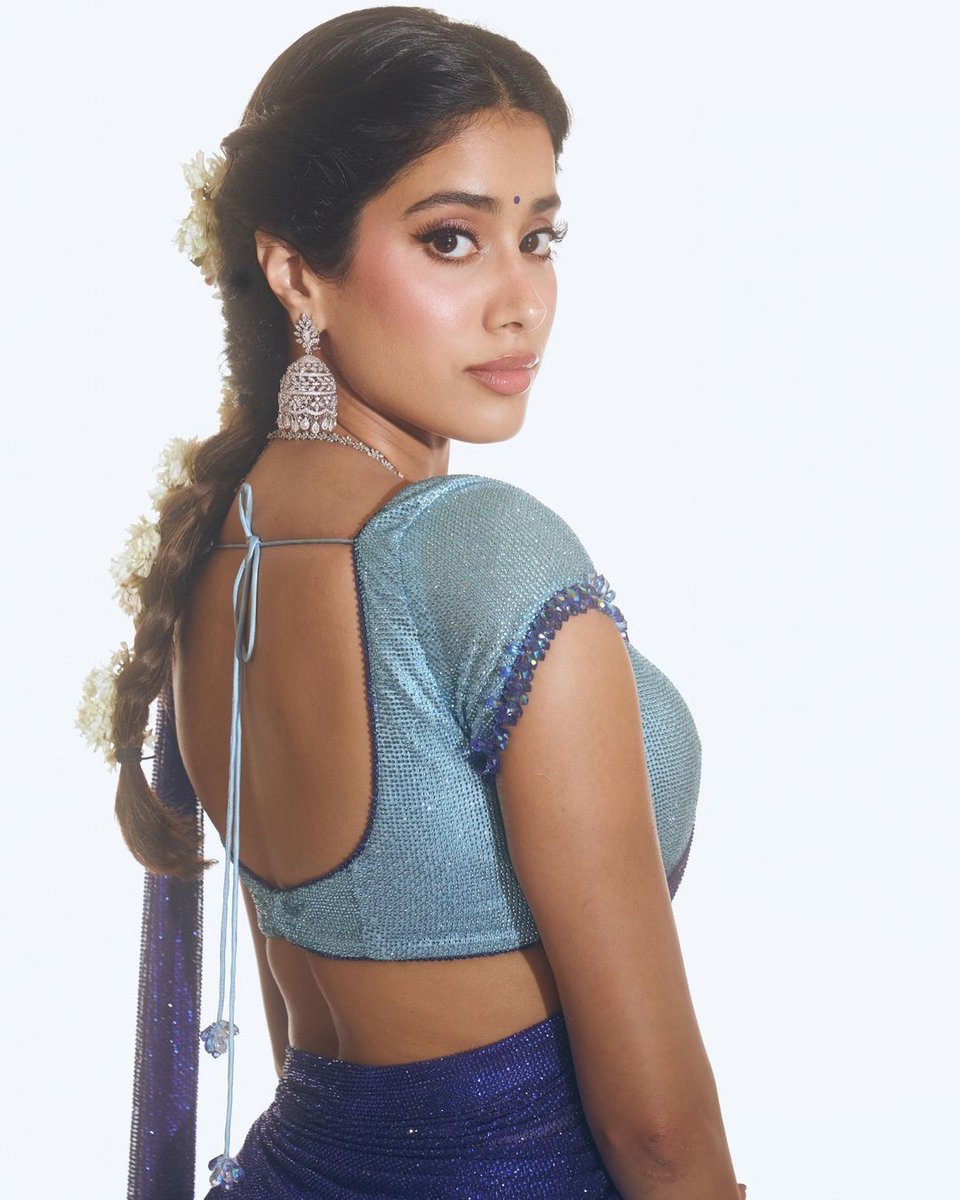 masalauae's tweet photo. Enchanting indeed! ✨
@janhvikapoorr stuns in a gorgeous blue lehenga at the #Devara Part 1 promotional event. 💙
#JanhviKapoor #DevaraPart1 #PromotionalLook #BlueLehenga #StyleGoals https://t.co/BcYdm1R8cX