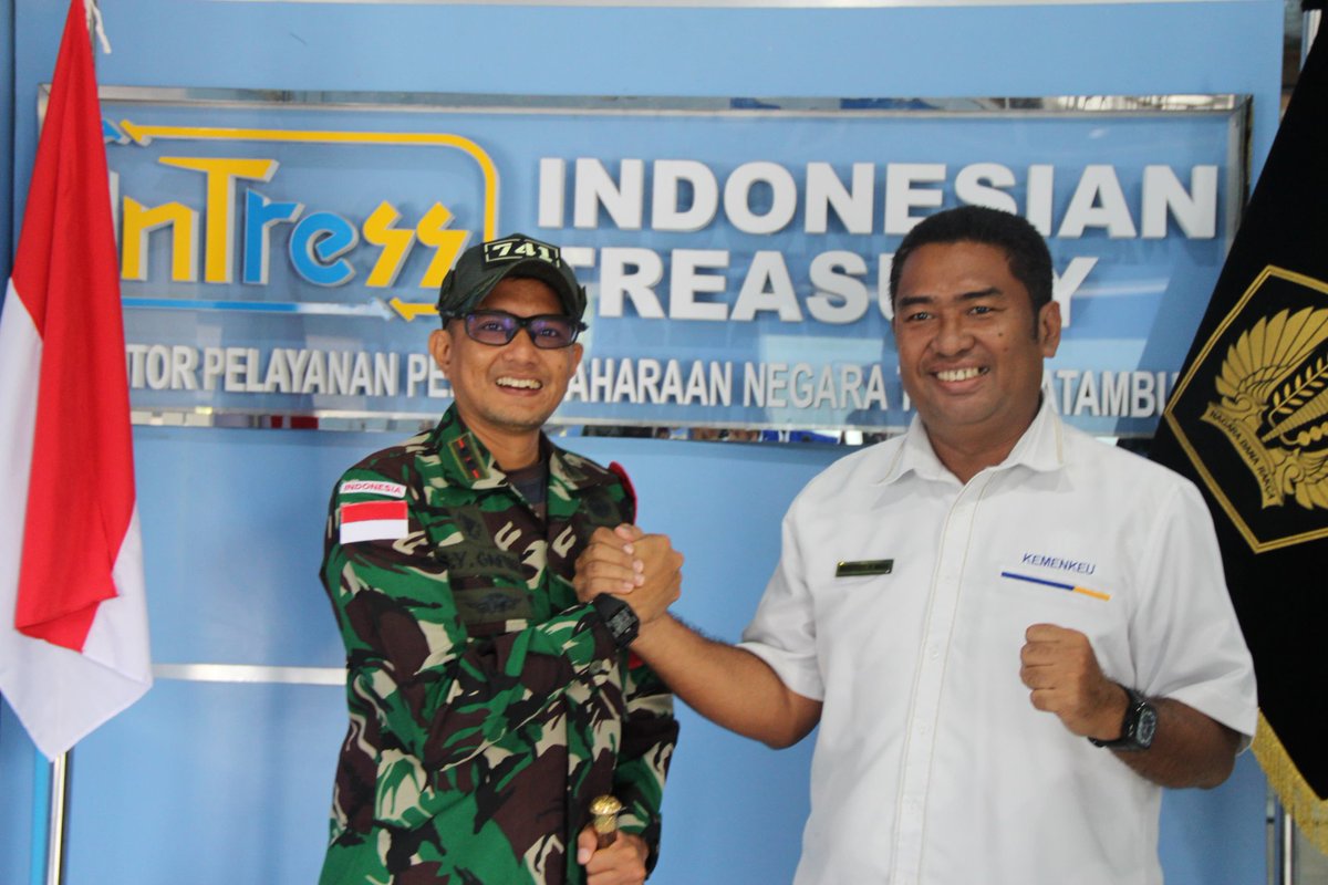 SquadGaruda741's tweet photo. DANSATGAS YONIF 741/GN MELAKSANAKAN SILAHTURAHMI
DENGAN PEMERINTAH DAERAH SETEMPAT
DISIPLIN - TANGGUNG JAWAB - SETIA KAWAN
#puspentni
#yonif741
#korem163
#korem161
#kodamixudayana
#tni_angkatan_ darat
#tniprima https://t.co/KoYiRpPscJ