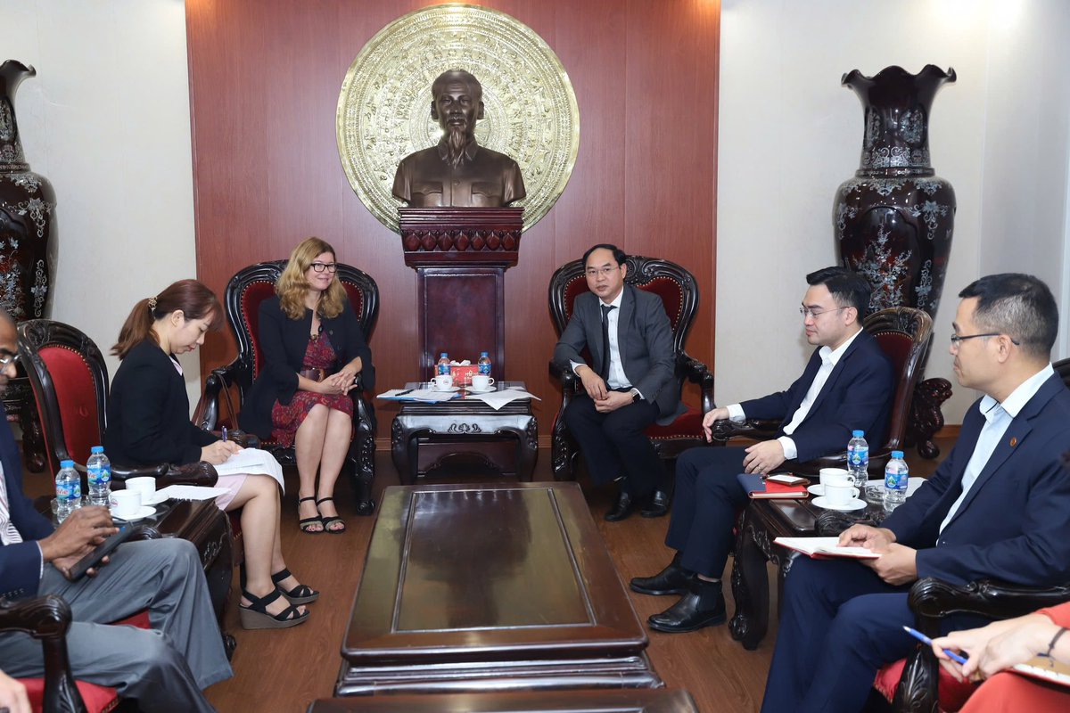 SilviaDanailov's tweet photo. Honoured to meet Director General Dao Quang Truong of 🇻🇳Development Bank.
We discussed recovery from #TyphoonYagi and our initiative to create #NetZero #ClimateResilientCommunities for #children.
Excited to expand our collaboration on #GreenEnergy! 🌍🙏@UNICEF #ClimateAction https://t.co/QdR4NEhQTB