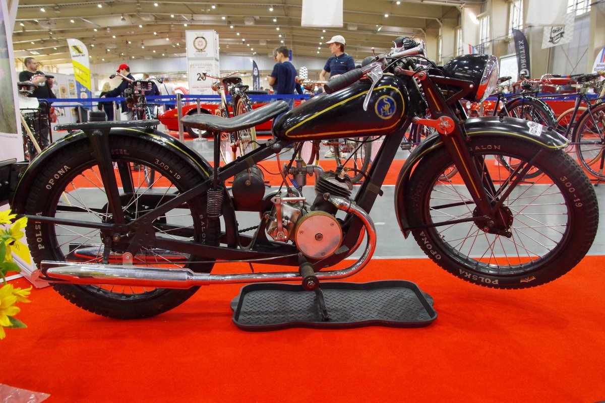 BohdanBobrowski's tweet photo. W sobotę przebiegłem niemal przez #RetroMotorShow, moim zdaniem najwspanialsze stoisko było z polskimi przedwojennymi motocyklami z Muzeum Polskiej Motoryzacji w Puszczykowie (muszę ich kiedyś odwiedzić!):
#PzInż #Sokół600 RT #M211
#SHL98 #Villiers
#Podkowa98
#MOJ130 https://t.co/sovSFMKH1G