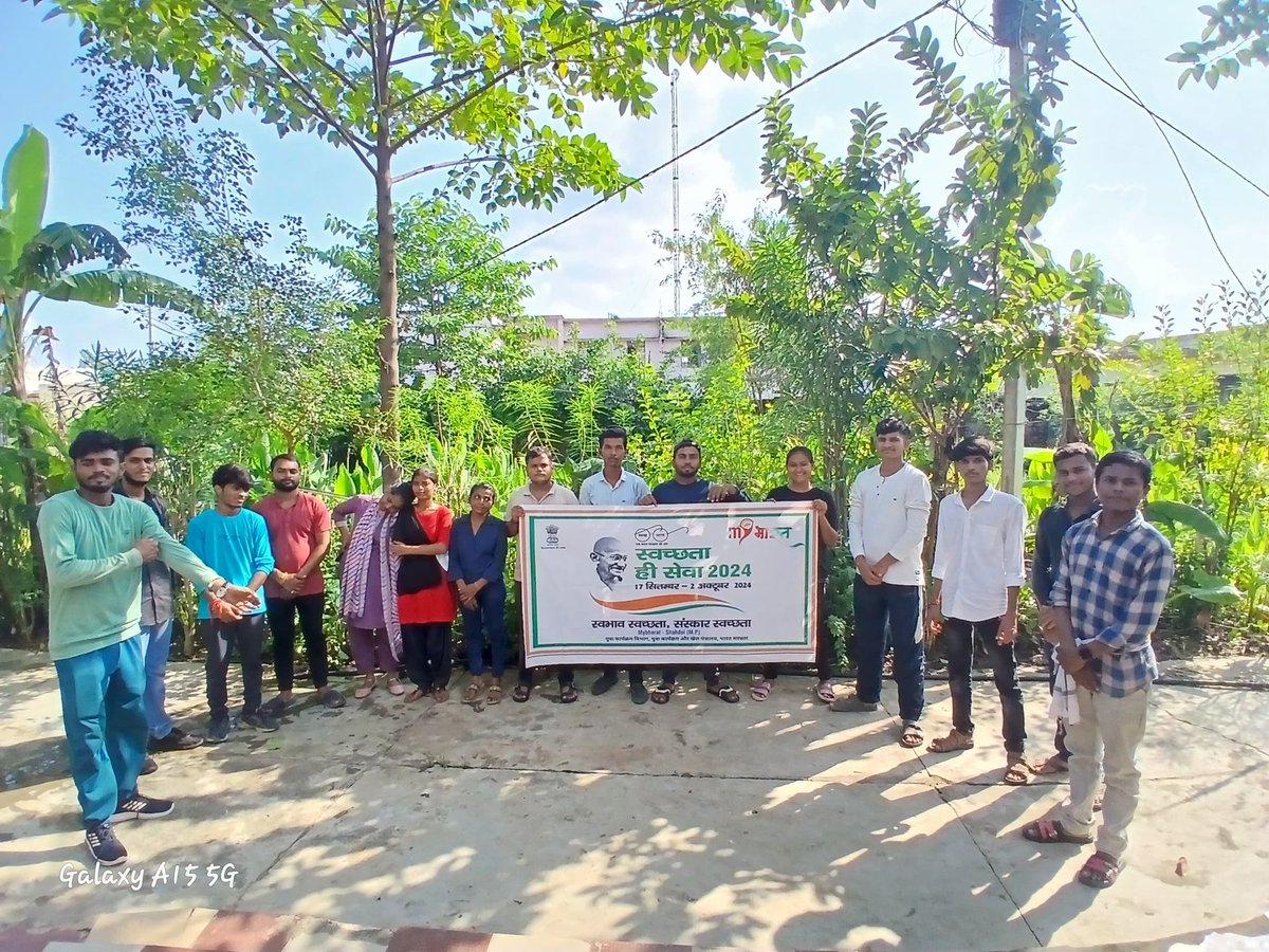 NykShahdol's tweet photo. #SwachhtaHiSeva2024 अभियान थीम  के अंतर्गत शासकीय छात्रावास व्यौहारी के  परिसर में नेहरू युवा केंद्र के युवा मंडल के युवाओं द्वारा स्वच्छता की शपथ तथा स्वयंसेवकों नें स्वच्छता कार्य  किया @YASMinistry @mybharatgov @nyksindia @mansukhmandviya @nyks_mp https://t.co/QiQsh3d0pb