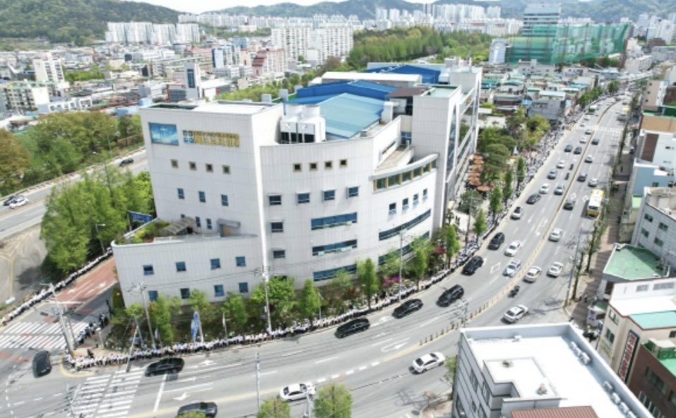 🙇🏻‍♀️“물음표만 되풀이하며 방황하던 제 신앙에 느낌표를 던져준 차원이 다른 말씀이었어요.”

교인 수가 급감한 국내 개신교와 상반되게 3번의 10만 수료식으로 놀라운 성장세를 이어가고 있는 💒교회가 있다⁉️

👇🏻 관련기사 👇🏻
vo.la/vcPCXh