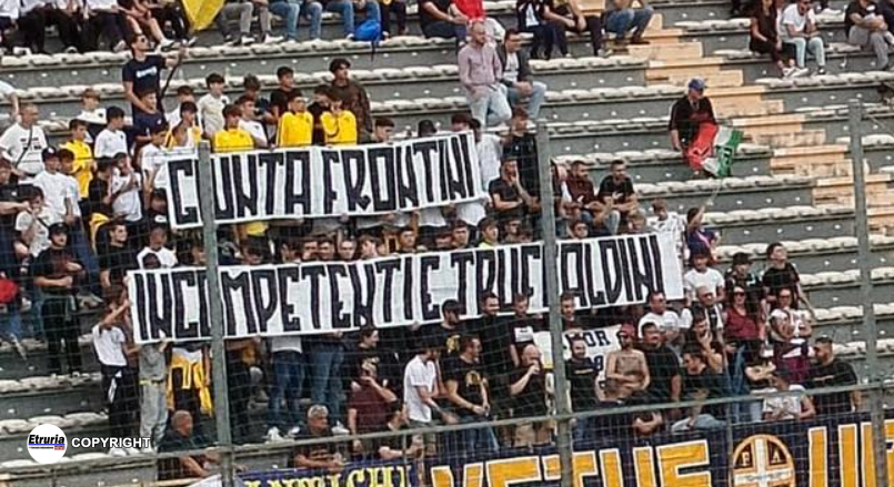 Etrurianews's tweet image. VITERBO - Non è passato inosservato lo striscione che nella giornata di ieri è stato esibito allo stadio Enrico Rocchi di Viterbo, uno slogan in rima non solo contro la prima cittadina Chiara Frontini, ma tutta la sua giunta, nessuno escluso.
#frontini
etrurianews.it/2024/09/23/vit…
