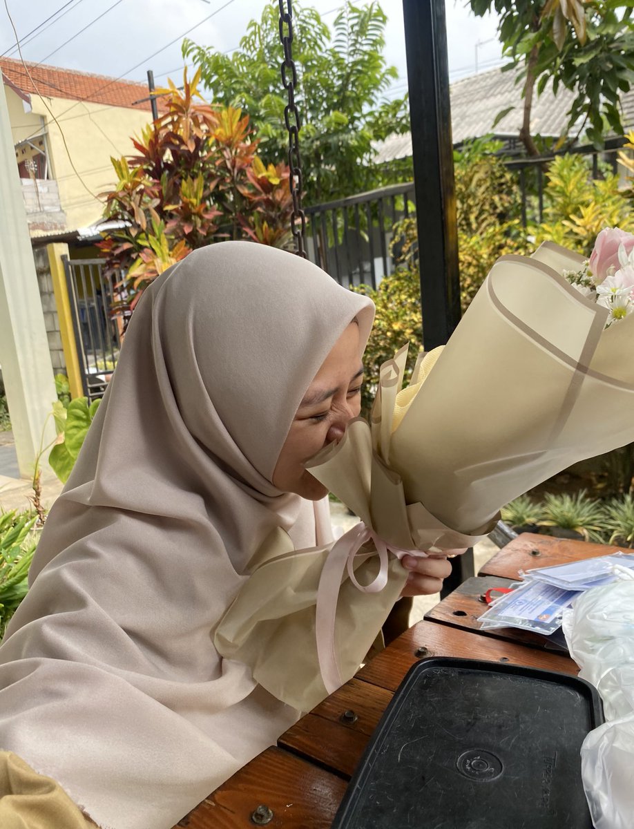 jrais_'s tweet photo. belain bawa bunga+bekal ke kantornya,
blm pernah aku sebucin ini 🙃🤍 https://t.co/QFBX2vlh6v