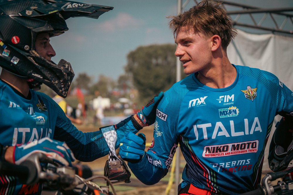 AlessioPiana130's tweet photo. L'Italia 🇮🇹 si assicura il Motocross delle Nazioni Europee #MXoEN 2024 svoltosi al TCS Racing Park di Bucarest battendo Francia e Spagna grazie ai risultati di Francesco Bellei (1° e 2° nelle due manche EMX125+EMX250), Nicolò Alvisi (3° e 6° EMX125+EMX250), Andrea Uccellini (mattatore della 85cc) e David Cracco (6° e 5° nella 85cc).
Quarto posto nel #WMXoEN con Giorgia Montini (4+6) ed Emanuela Talucci (8+9).
Ennesimo trionfo per la #Magliazzurra 💙 e per il nostro movimento che continua a proliferare talenti senza alcuna discontinuità con il recente passato.
