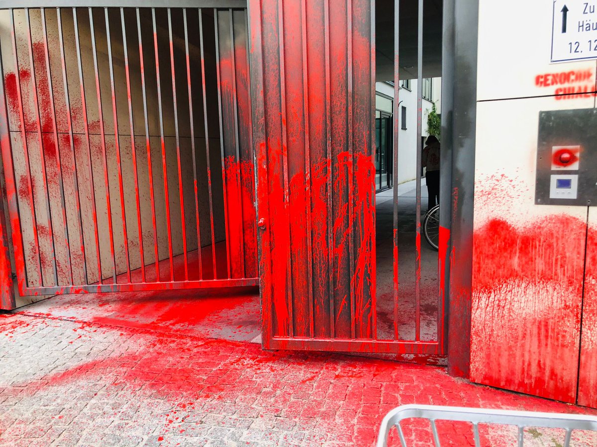 Shlomo Afanasev 🎗️ (@shlomoafanasev) on Twitter photo Mir fehlen die Worte für das, was hier passiert. Kultursenator <a href="/ChialoJoe/">Joe Chialo</a> hat unsere volle Unterstützung, aber es ist erschütternd, dass er jetzt Personenschutz und eine Schutzzone vor seiner eigenen Haustür braucht. Was für eine Welt ist das geworden? Es ist einfach nur krank… Mir fehlen die Worte für das, was hier passiert. Kultursenator <a href="/ChialoJoe/">Joe Chialo</a> hat unsere volle Unterstützung, aber es ist erschütternd, dass er jetzt Personenschutz und eine Schutzzone vor seiner eigenen Haustür braucht. Was für eine Welt ist das geworden? Es ist einfach nur krank…