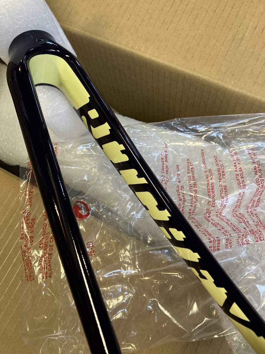 and_bicycle's tweet image. #ritcheylogic から新作届きました。
GARDEN CITYはシングルスピード専用スチールフレームにカーボンフォークの組み合わせ。ブレーキを取り付け可能。どの様に仕上げるかは乗り手次第です。
ブラックに見えるカラーはダークネイビーです。
100本生産され日本には8本が入り、そのうちの1本です。