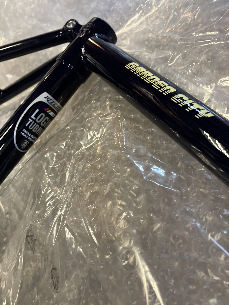 and_bicycle's tweet image. #ritcheylogic から新作届きました。
GARDEN CITYはシングルスピード専用スチールフレームにカーボンフォークの組み合わせ。ブレーキを取り付け可能。どの様に仕上げるかは乗り手次第です。
ブラックに見えるカラーはダークネイビーです。
100本生産され日本には8本が入り、そのうちの1本です。