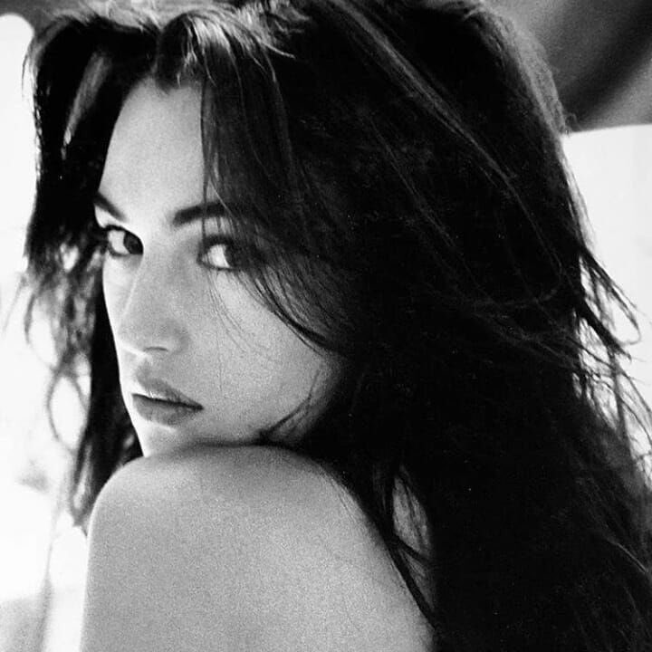 “C’è una me che vive non vista..
Passeggia nei corridoi interni. .
C’è una me che potrei essere se solo la lasciassi respirare all’esterno..C è una me che 
#Abbraccia la sua anima..” 🖤
#unTemaAlGiorno
#BuongiornoATutti 

Buongiorno anime 💋
🫶🏻