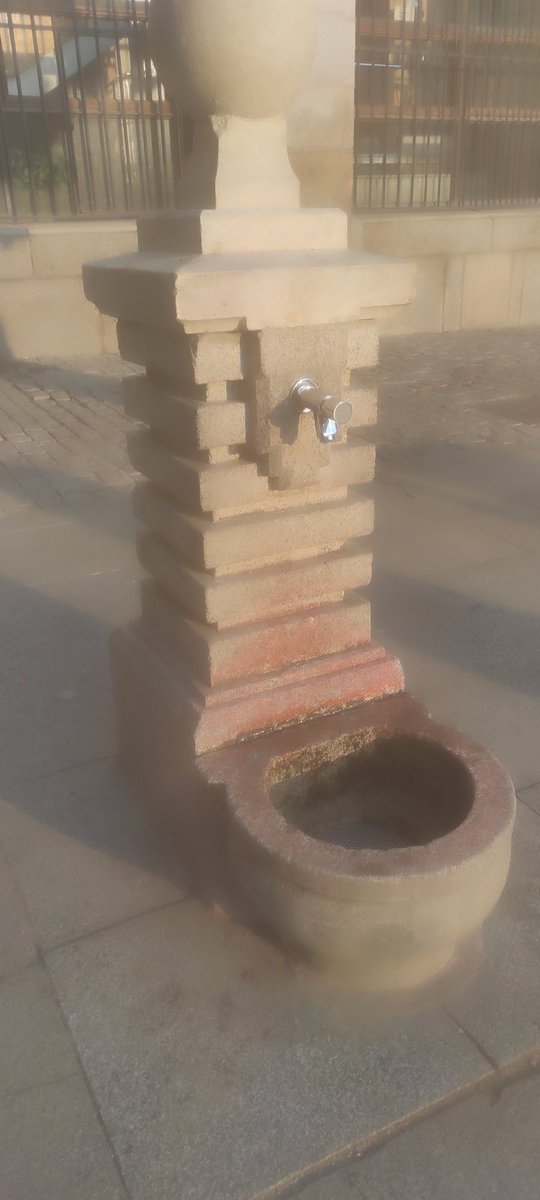 Once días después del aviso esa fuente sigue desperdiciando litros de agua diarios porque el grifo no cierra <a href="/Lineamadrid/">Línea Madrid</a> <a href="/MADRID/">Ayuntamiento Madrid</a> <a href="/bcarabante/">Borja Carabante</a> 
Plaza Reina Sofía