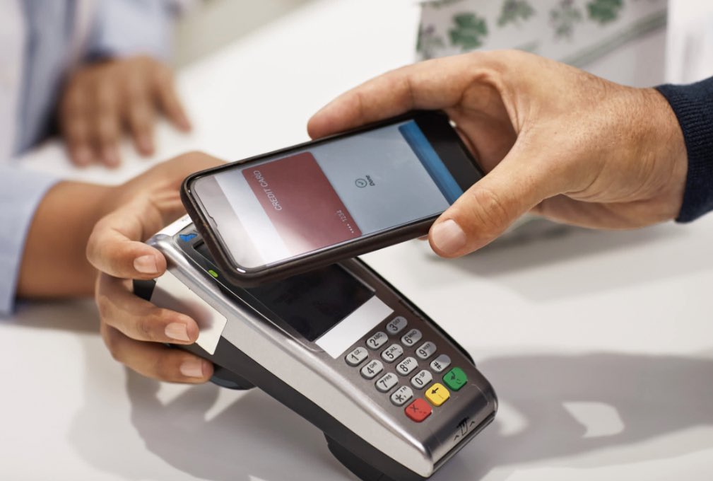 criptoboi's tweet photo. Apple Pay estaría disponible en Paraguay a partir de este mes! 👀

La función de pagar contactless con el iPhone estaría disponible en los próximos días. 

Los clientes de Banco Itaú y Banco Continental serían los primeros en contar con el servicio. https://t.co/JSwgm97BgJ