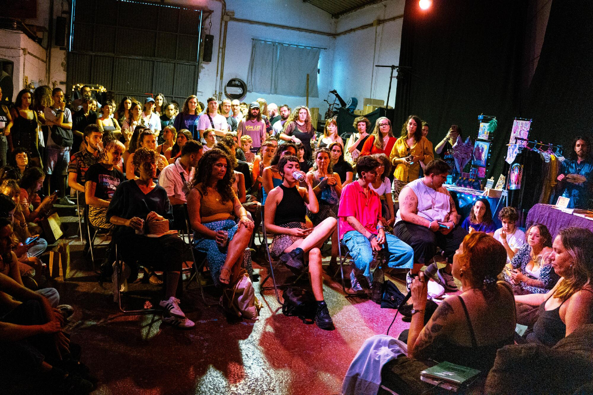 💖🟣🟦Por el #díadelavisibilidadbisexual tenemos dos artículos para ti:

🎉La Emplumá II: bisexualidades en andalú o cómo habitar un no-lugar.
Por @anoukrielo en @elsalto_and
elsal.to/38788

✍🏼Opinión | Bisexuales, esa gente rara.
Por Ismael Cerón Plaza.