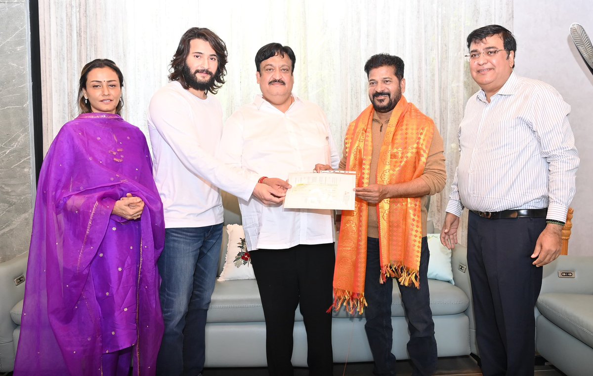 Revanth Reddy (@revanth_anumula) on Twitter photo ఈ రోజు ప్రముఖ సినీ నటుడు శ్రీ జి.మహేష్ బాబు దంపతులు ముఖ్యమంత్రి సహాయనిధికి
రూ.50లక్షలు విరాళం అందజేశారు. AMB తరపున మరో రూ.10 లక్షల విరాళం అందజేశారు. వారికి నా అభినందనలు.
<a href="/urstrulyMahesh/">Mahesh Babu</a> ఈ రోజు ప్రముఖ సినీ నటుడు శ్రీ జి.మహేష్ బాబు దంపతులు ముఖ్యమంత్రి సహాయనిధికి
రూ.50లక్షలు విరాళం అందజేశారు. AMB తరపున మరో రూ.10 లక్షల విరాళం అందజేశారు. వారికి నా అభినందనలు.
<a href="/urstrulyMahesh/">Mahesh Babu</a>