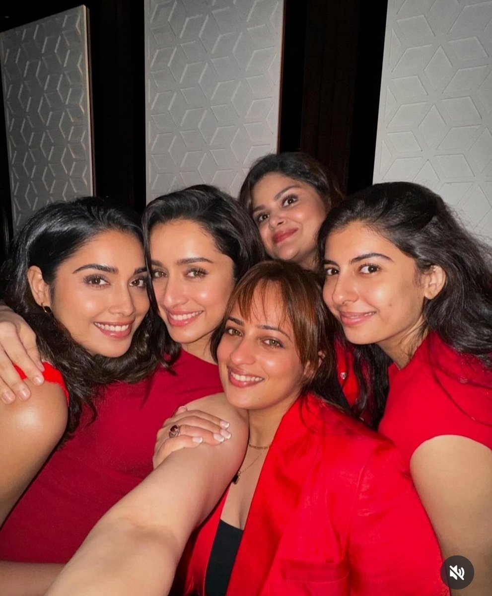 VinodYadavS_87's tweet photo. ✨✨💕💕 My all time favorite actress Shraddha ji apko aur apki puri magic girls team ko bhi big big and big congratulations aur apki puri magic girls team ke liye ek song ( Ruk jaana nahin tu kahin haar ke kaaton pe chal ke milenge saaye bahaar ke ) @ShraddhaKapoor #MagicGirls https://t.co/Tpk7EfNB77